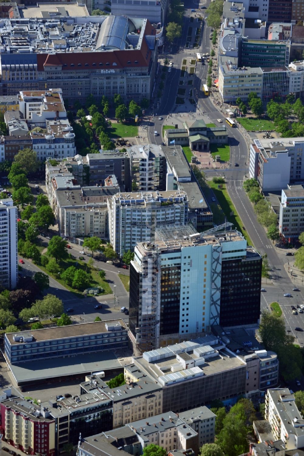 Berlin aus der Vogelperspektive: Hotelneubau Philips-Hochhaus durch die Rui Kette an der Kantstraße in Berlin Charlottenburg