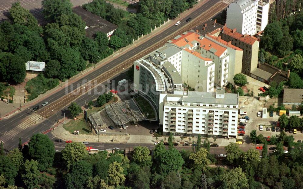 Berlin - Prenzlauer-Berg von oben - Hotelneubau an der Prenzlauer Allee.