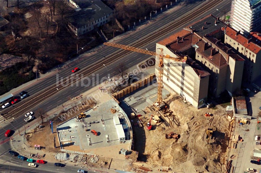 Luftaufnahme Berlin / Prenzlauer Berg - Hotelneubau an der Prenzlauer-Allee in Berlin Prenzlauer Berg. Datum: 1995