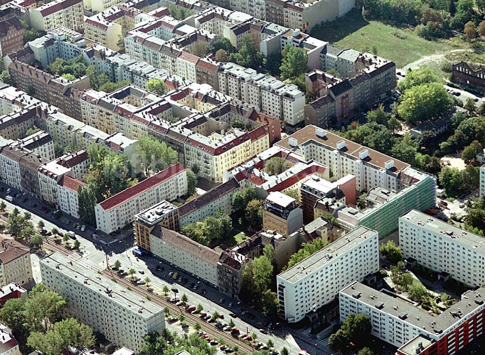 Berlin-Friedrichshain aus der Vogelperspektive: Hotelneubaukomplex der Betriebsgesellschaft Hotel New Berlin mbH an der Petersburger Str