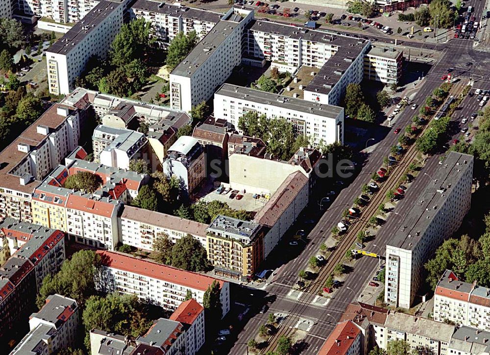 Luftaufnahme Berlin-Friedrichshain - Hotelneubaukomplex der Betriebsgesellschaft Hotel New Berlin mbH an der Petersburger Str