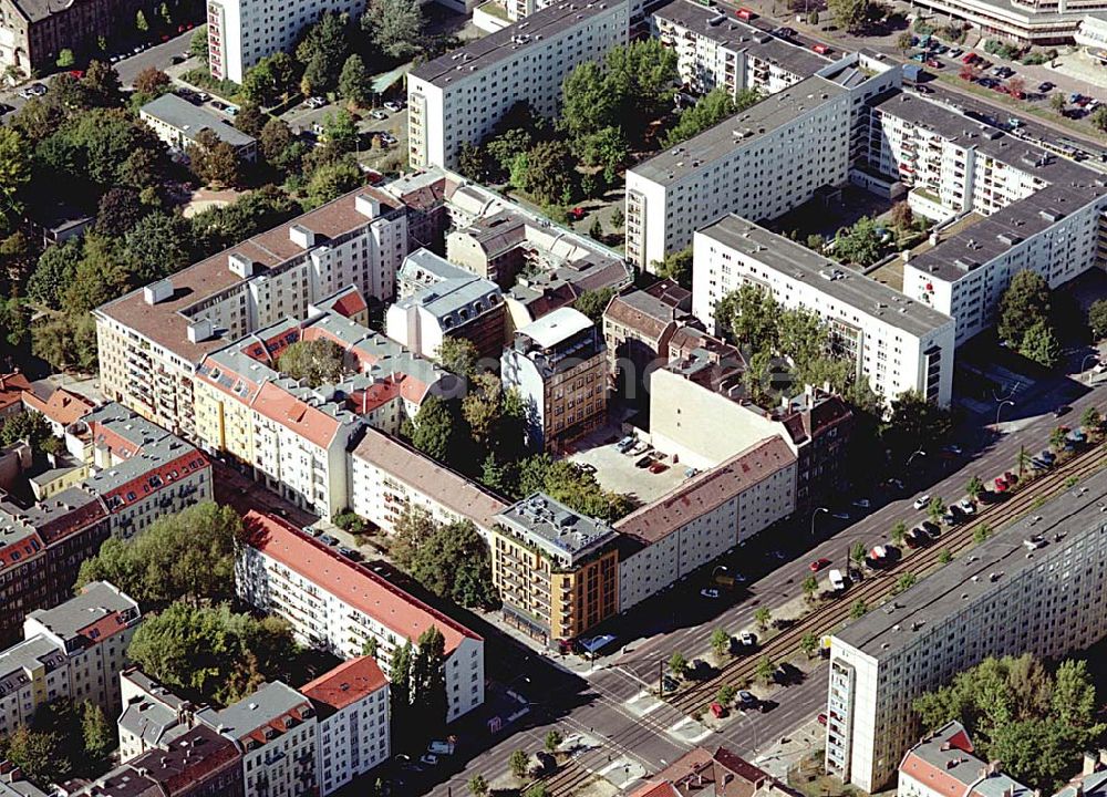 Berlin-Friedrichshain von oben - Hotelneubaukomplex der Betriebsgesellschaft Hotel New Berlin mbH an der Petersburger Str