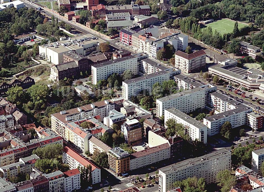 Berlin-Friedrichshain aus der Vogelperspektive: Hotelneubaukomplex der Betriebsgesellschaft Hotel New Berlin mbH an der Petersburger Str