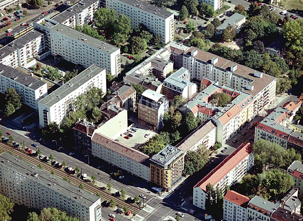 Luftbild Berlin-Friedrichshain - Hotelneubaukomplex der Betriebsgesellschaft Hotel New Berlin mbH an der Petersburger Str