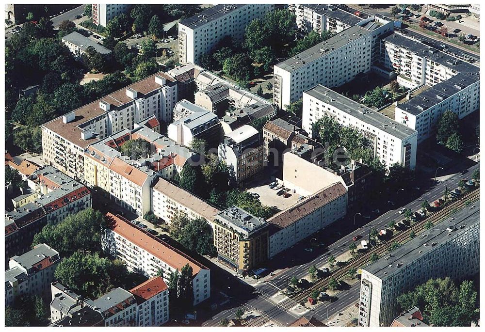 Berlin / Friedrichshain aus der Vogelperspektive: Hotelneubaukomplex der Betriebsgesellschaft Hotel New Berlin mbH an der Petersburger Str