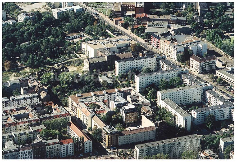 Luftbild Berlin / Friedrichshain - Hotelneubaukomplex der Betriebsgesellschaft Hotel New Berlin mbH an der Petersburger Str