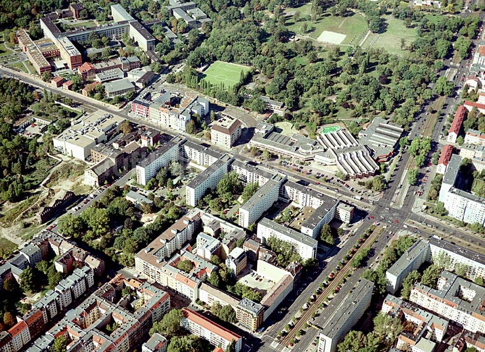 Luftbild Berlin / Friedrichshain - Hotelneubaukomplex der Betriebsgesellschaft Hotel New Berlin mbH an der Petersburger Str