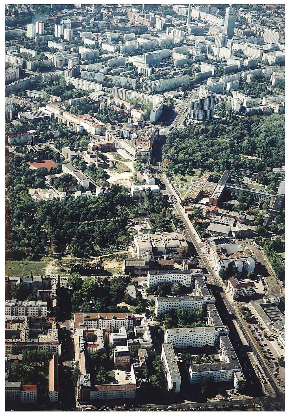 Berlin-Friedrichshain aus der Vogelperspektive: Hotelneubaukomplex der Betriebsgesellschaft Hotel New Berlin mbH an der Petersburger Str