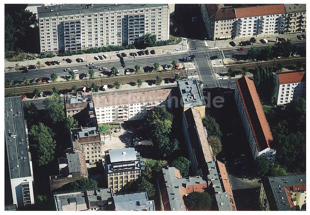 Luftaufnahme Berlin / Friedrichshain - Hotelneubaukomplex der Betriebsgesellschaft Hotel New Berlin mbH an der Petersburger Str