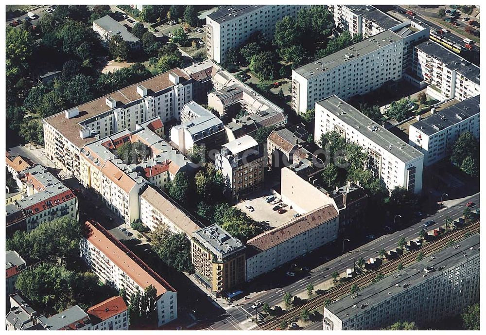 Berlin / Friedrichshain aus der Vogelperspektive: Hotelneubaukomplex der Betriebsgesellschaft Hotel New Berlin mbH an der Petersburger Str