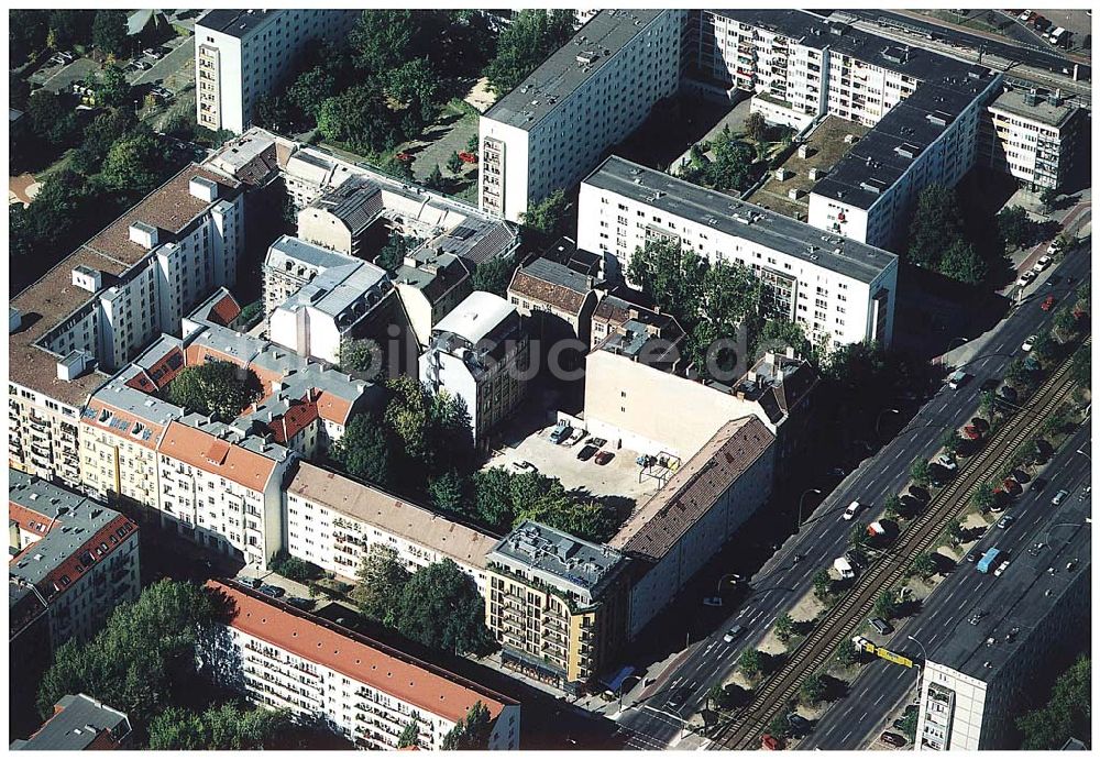 Luftaufnahme Berlin / Friedrichshain - Hotelneubaukomplex der Betriebsgesellschaft Hotel New Berlin mbH an der Petersburger Str