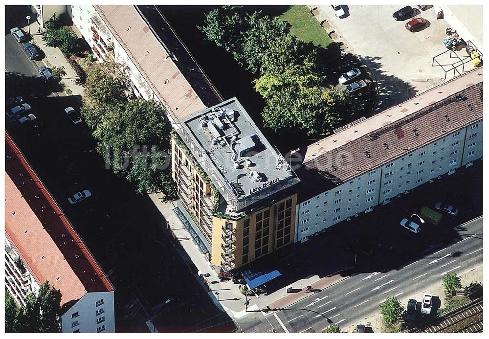 Berlin / Friedrichshain aus der Vogelperspektive: Hotelneubaukomplex der Betriebsgesellschaft Hotel New Berlin mbH an der Petersburger Str