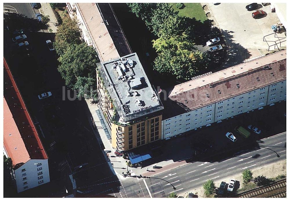 Berlin / Friedrichshain aus der Vogelperspektive: Hotelneubaukomplex der Betriebsgesellschaft Hotel New Berlin mbH an der Petersburger Str