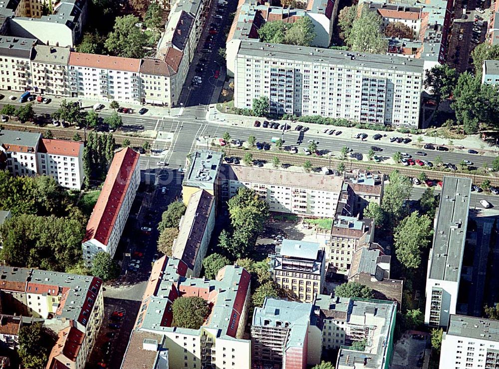 Luftbild Berlin-Friedrichshain - Hotelneubaukomplex der Betriebsgesellschaft Hotel New Berlin mbH an der Petersburger Str