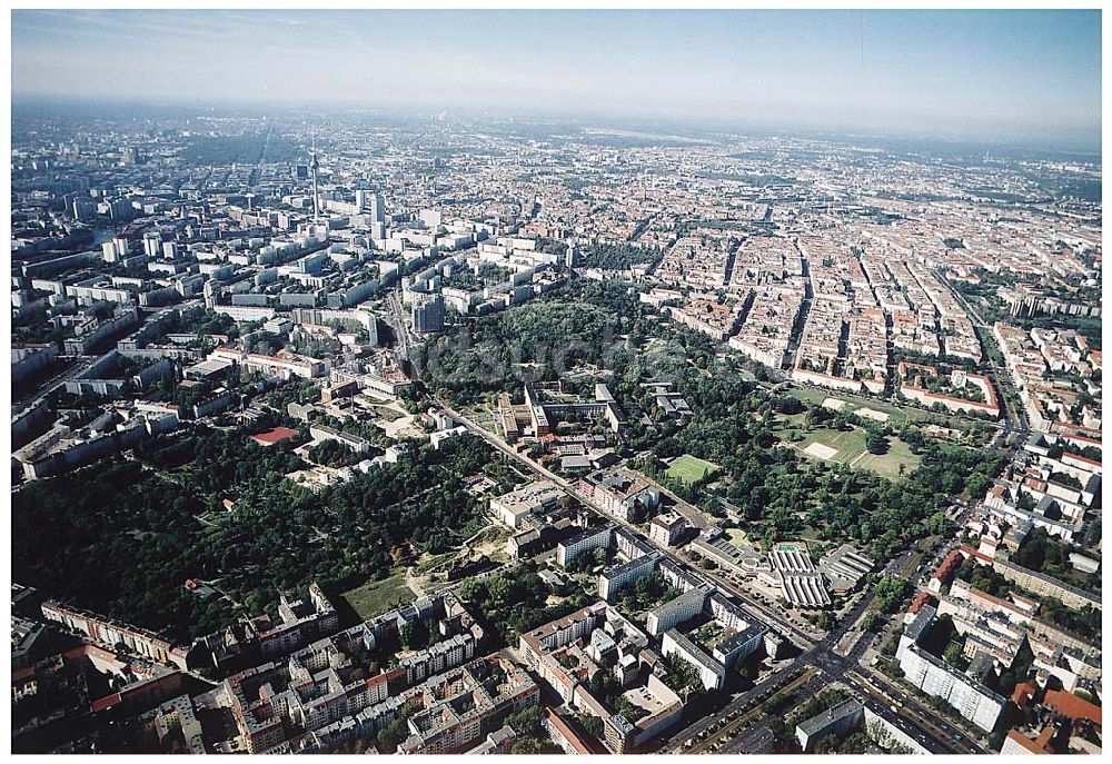 Berlin / Friedrichshain aus der Vogelperspektive: Hotelneubaukomplex der Betriebsgesellschaft Hotel New Berlin mbH an der Petersburger Str