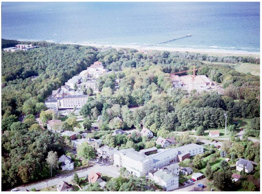 Luftbild Graal-Müritz / Mecklenburg Vorpommern - Hotels und Seebrücke, im Vordergrund Rathaus in Graal - Müritz Mecklenburg Vorpommern / 27.09.02