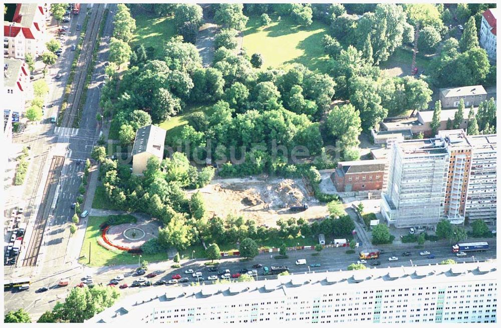 Berlin aus der Vogelperspektive: HOWOGE-Abriss Frankfurter Allee