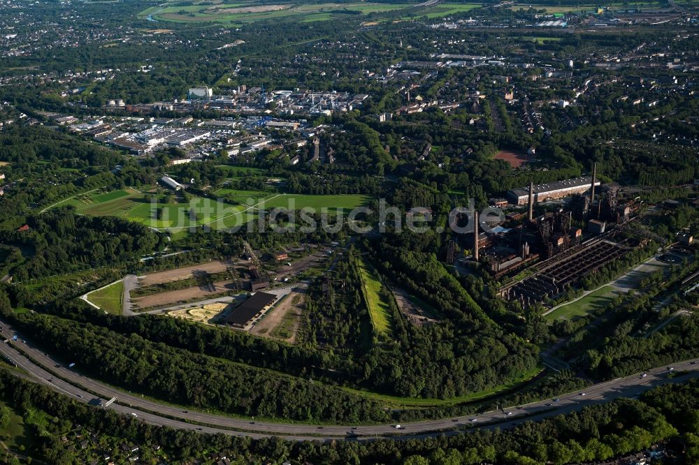 Duisburg aus der Vogelperspektive: Hüttenwerk im Landschaftspark Duisburg-Nord an den Straßen Am Schürmannshof, Emscherstraße und Emscherschnellweg in Duisburg in Nordrhein-Westfalen