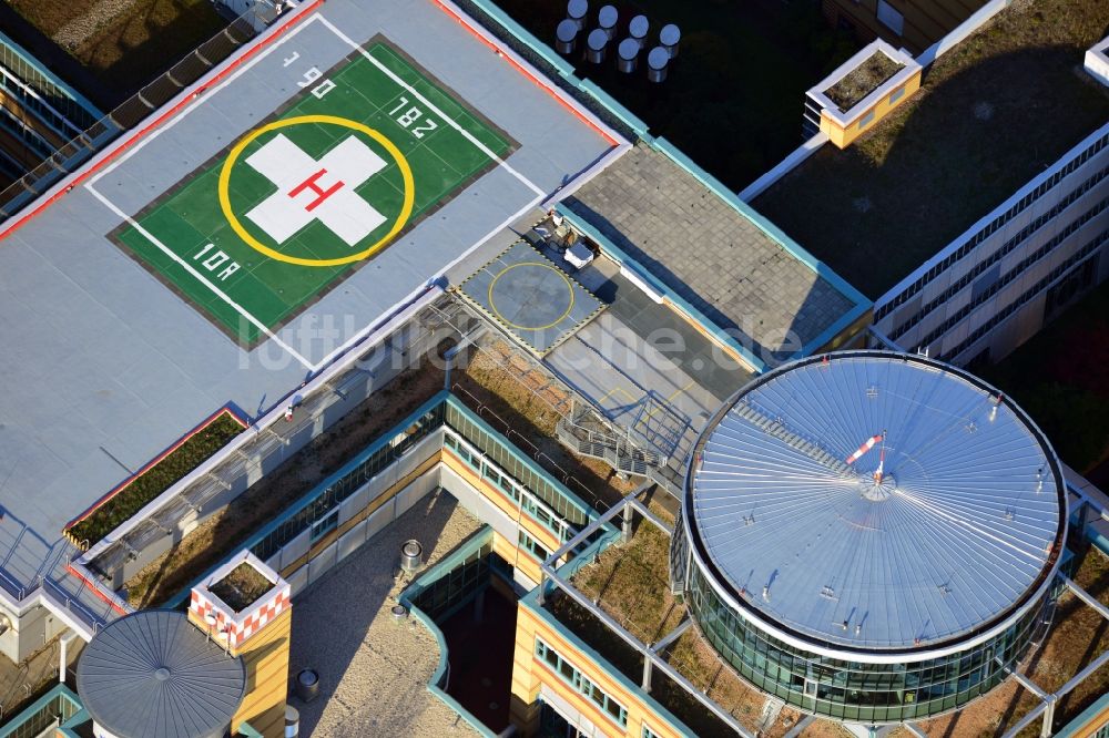 Berlin aus der Vogelperspektive: Hubschrauber- bzw. Helikopterlandeplatz auf dem Gebäude der Unfallkrankenhaus Berlin UKB Marzahn