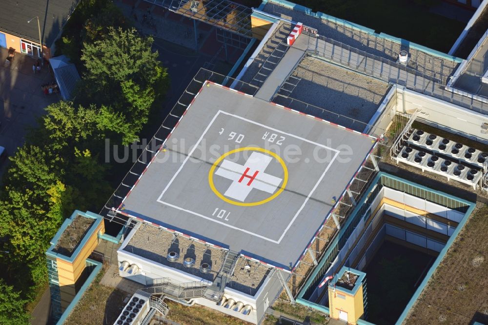 Luftbild Berlin - Hubschrauber- bzw. Helikopterlandeplatz auf dem Gebäude der Unfallkrankenhaus Berlin UKB Marzahn