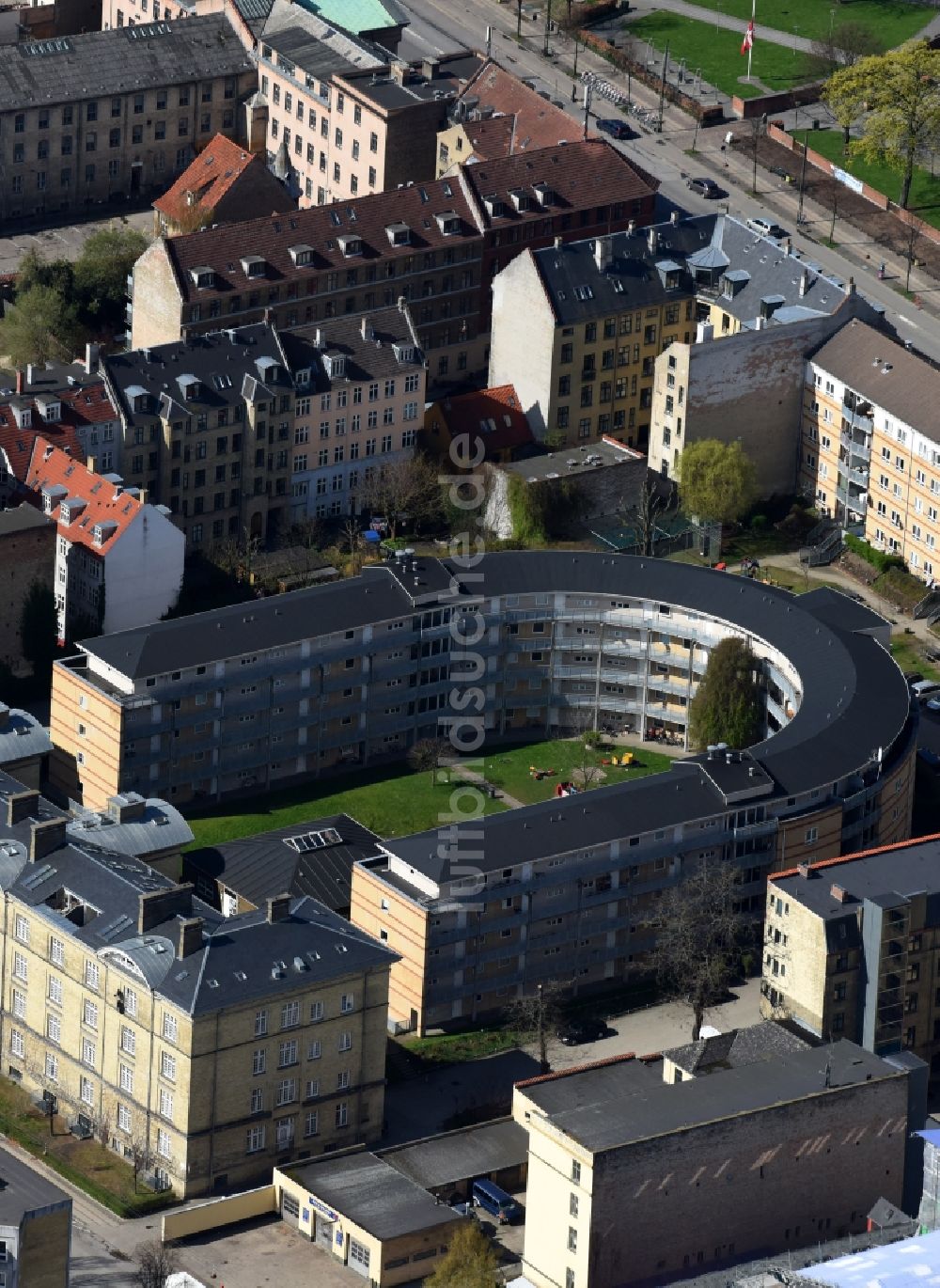 Kopenhagen von oben - Hufeisen- Wohngebiet der Mehrfamilienhaussiedlung am Blegdamsvej in Kopenhagen in Dänemark