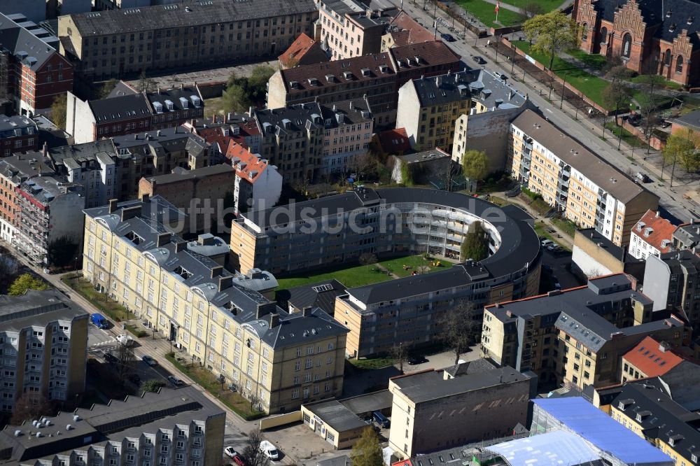 Kopenhagen aus der Vogelperspektive: Hufeisen- Wohngebiet der Mehrfamilienhaussiedlung am Blegdamsvej in Kopenhagen in Dänemark