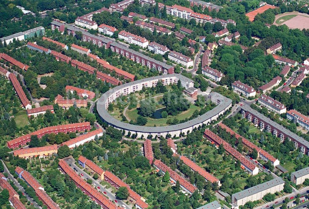 Luftaufnahme Berlin - Britz (Neukölln) - Hufeisensiedlung der GEHAG am Reuterring in Berlin - Neukölln.