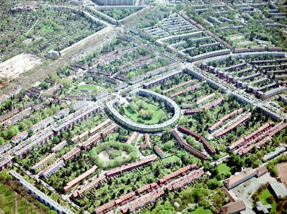 Berlin - Britz aus der Vogelperspektive: Hufeisensiedlung am Reuterring in Berlin - Britz / Neukölln