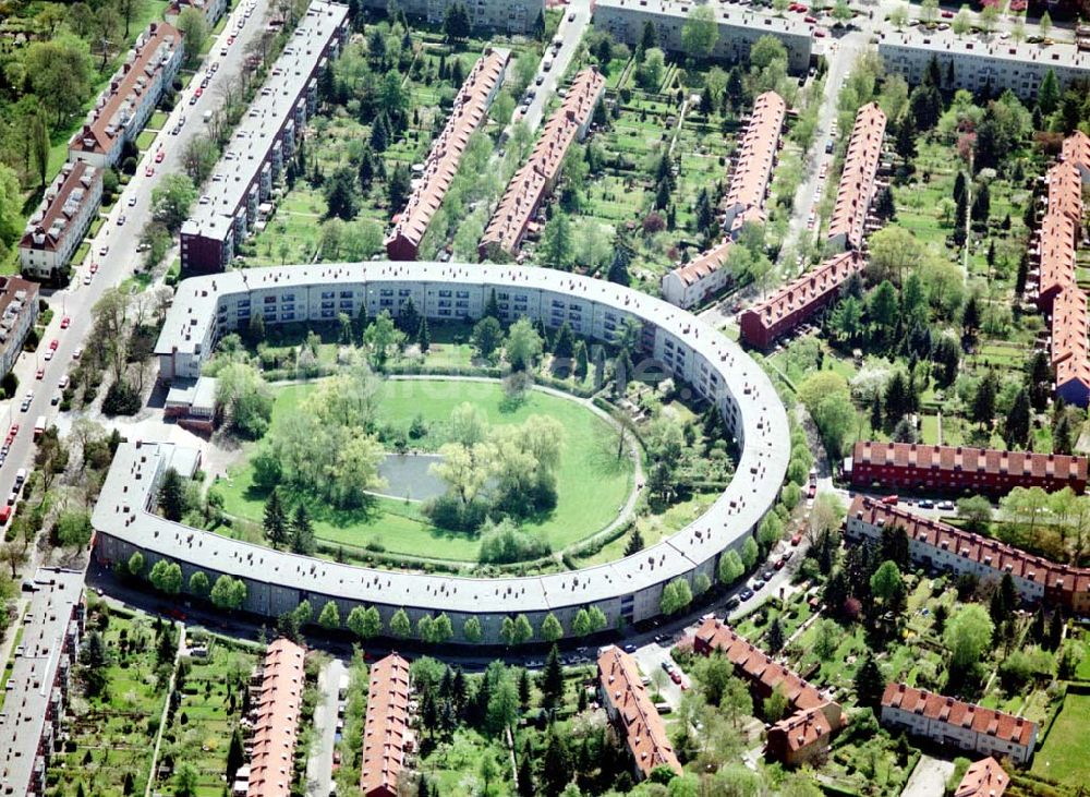 Luftbild Berlin - Britz - Hufeisensiedlung am Reuterring in Berlin - Britz / Neukölln