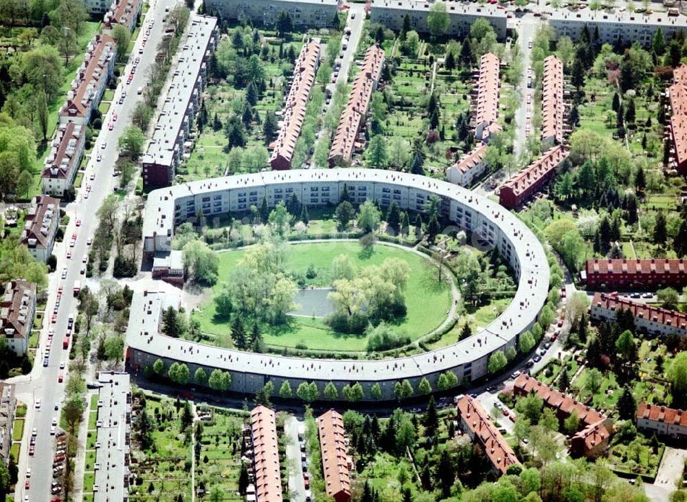 Luftaufnahme Berlin - Britz - Hufeisensiedlung am Reuterring in Berlin - Britz / Neukölln