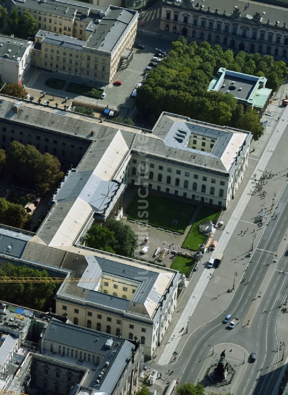 Berlin von oben - Humboldt-Universität zu Berlin Unter den Linden im Ortsteil Mitte in Berlin, Deutschland