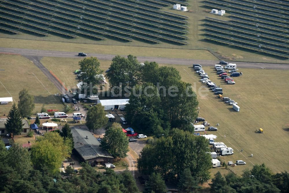 Müncheberg von oben - Hunde- Rassen Treffen auf dem Flugplatz der Eggersdorf in Müncheberg im Bundesland Brandenburg