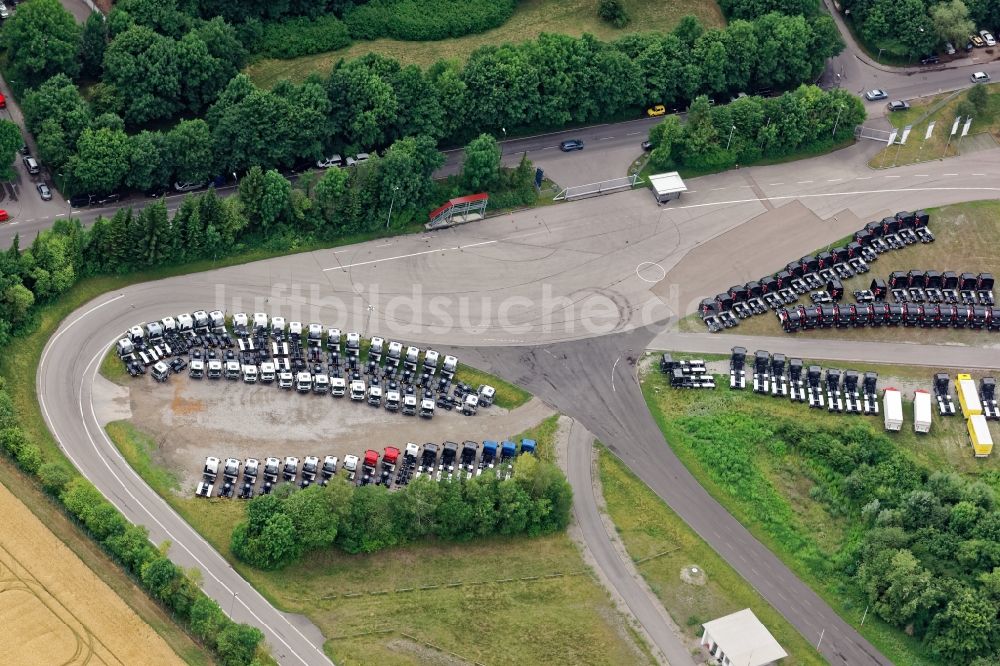 München von oben - Hundert LKW-Zugmaschinen auf der MAN-Teststrecke in Karlsfeld bei München im Bundesland Bayern