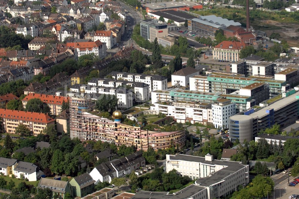 Darmstadt von oben - Hundertwasser- Gebäude eines Mehrfamilien- Wohnhauses Waldspirale in Darmstadt im Bundesland Hessen, Deutschland