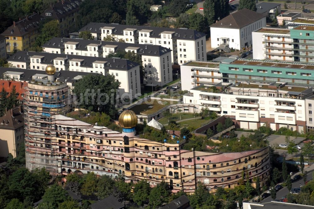 Darmstadt aus der Vogelperspektive: Hundertwasser- Gebäude eines Mehrfamilien- Wohnhauses Waldspirale in Darmstadt im Bundesland Hessen, Deutschland