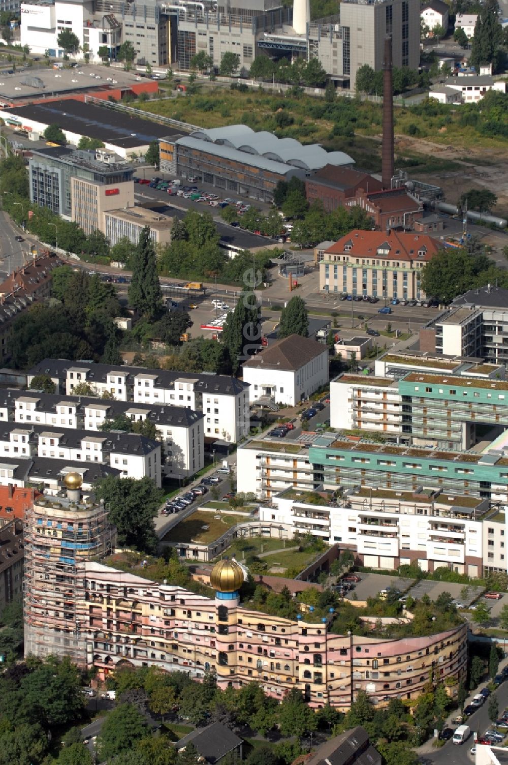 Luftaufnahme Darmstadt - Hundertwasser- Gebäude eines Mehrfamilien- Wohnhauses Waldspirale in Darmstadt im Bundesland Hessen, Deutschland