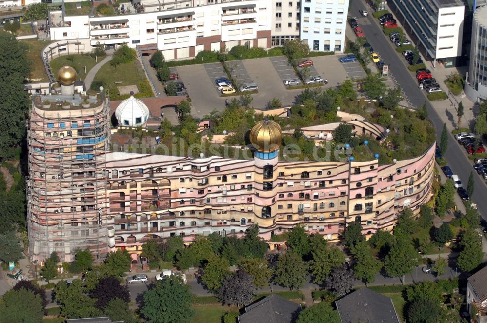 Darmstadt aus der Vogelperspektive: Hundertwasser- Gebäude eines Mehrfamilien- Wohnhauses Waldspirale in Darmstadt im Bundesland Hessen, Deutschland