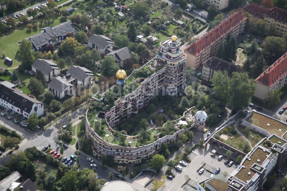 Darmstadt aus der Vogelperspektive: Hundertwasser- Gebäude eines Mehrfamilien- Wohnhauses Waldspirale in Darmstadt im Bundesland Hessen, Deutschland