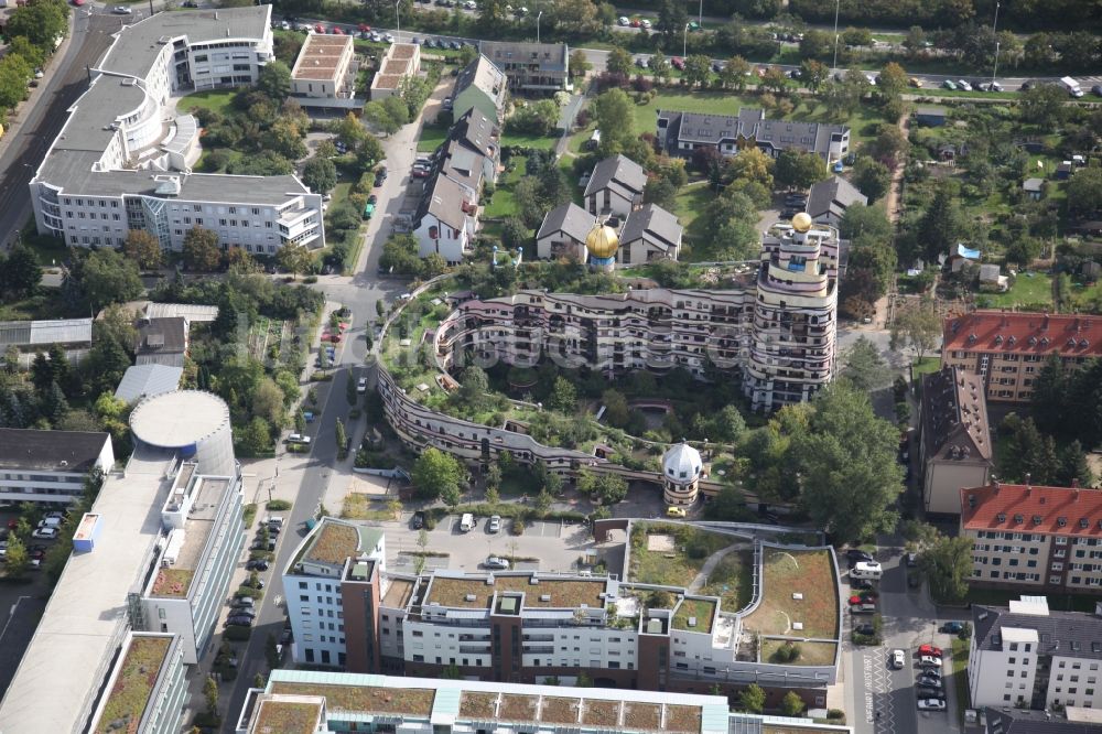 Luftaufnahme Darmstadt - Hundertwasser- Gebäude eines Mehrfamilien- Wohnhauses Waldspirale in Darmstadt im Bundesland Hessen, Deutschland