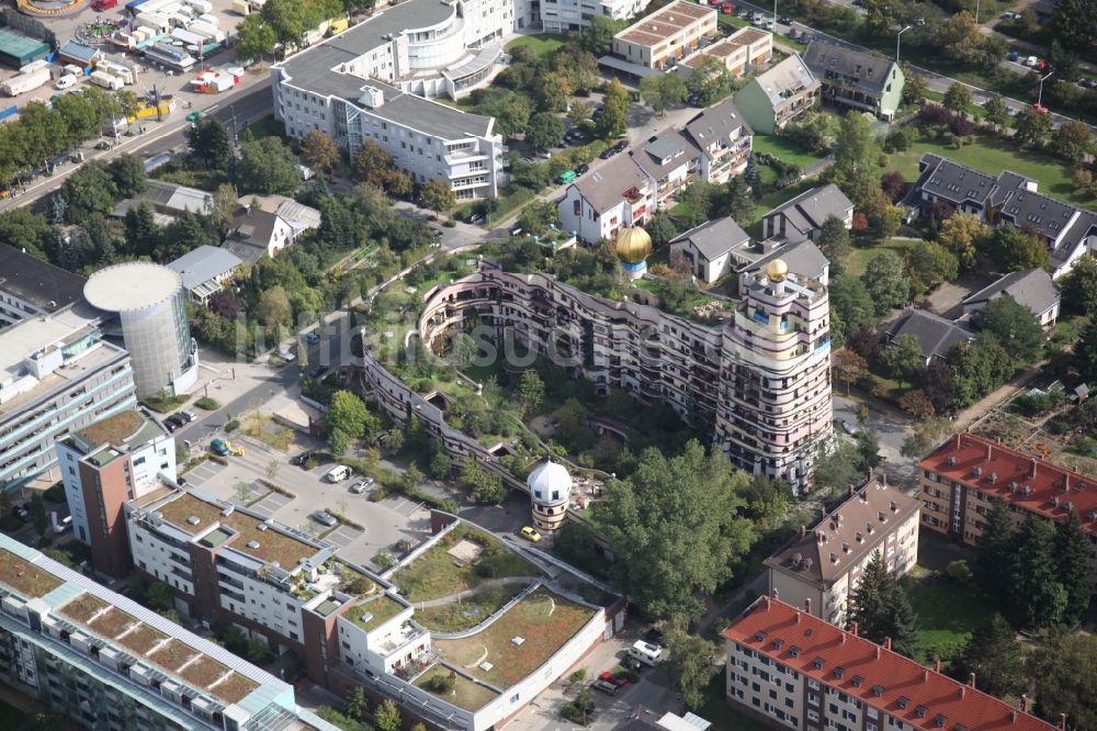 Darmstadt von oben - Hundertwasser- Gebäude eines Mehrfamilien- Wohnhauses Waldspirale in Darmstadt im Bundesland Hessen, Deutschland