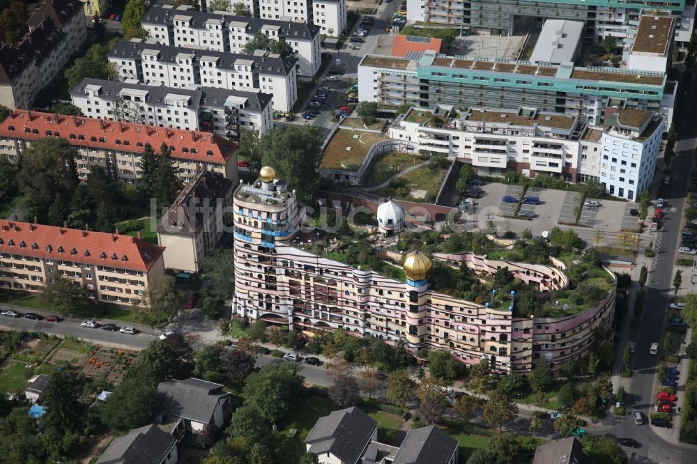 Darmstadt von oben - Hundertwasser- Gebäude eines Mehrfamilien- Wohnhauses Waldspirale in Darmstadt im Bundesland Hessen, Deutschland