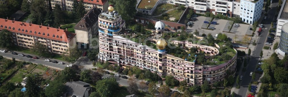 Darmstadt aus der Vogelperspektive: Hundertwasser- Gebäude eines Mehrfamilien- Wohnhauses Waldspirale in Darmstadt im Bundesland Hessen, Deutschland