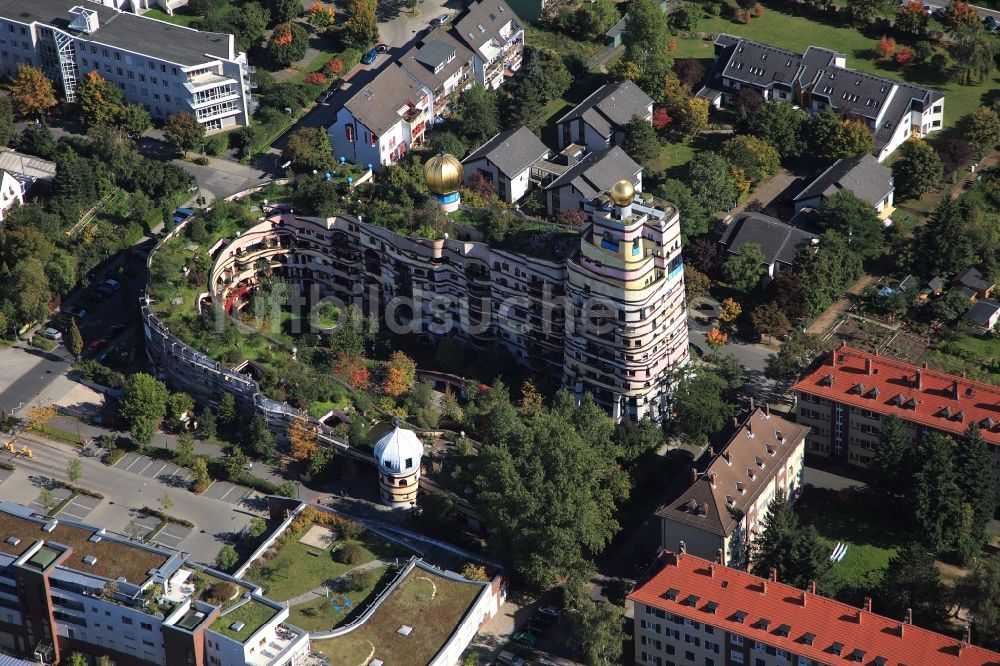 Darmstadt von oben - Hundertwasser- Gebäude eines Mehrfamilien- Wohnhauses Waldspirale in Darmstadt im Bundesland Hessen, Deutschland