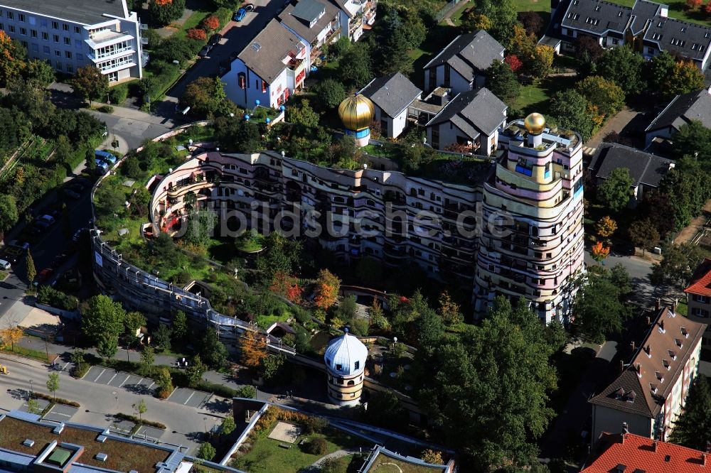 Darmstadt aus der Vogelperspektive: Hundertwasser- Gebäude eines Mehrfamilien- Wohnhauses Waldspirale in Darmstadt im Bundesland Hessen, Deutschland