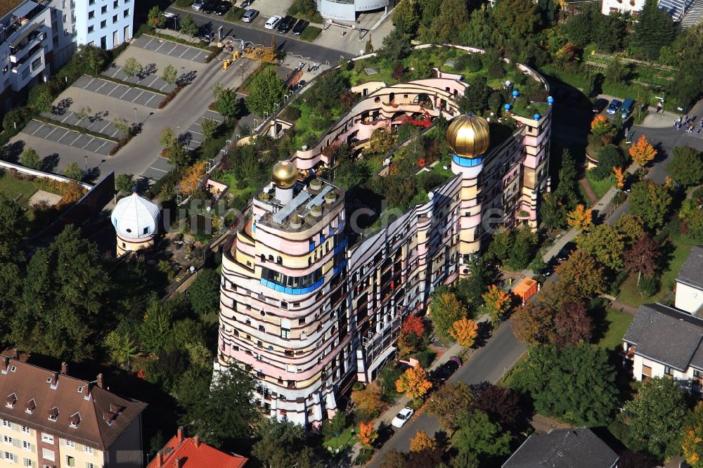 Luftaufnahme Darmstadt - Hundertwasser- Gebäude eines Mehrfamilien- Wohnhauses Waldspirale in Darmstadt im Bundesland Hessen, Deutschland