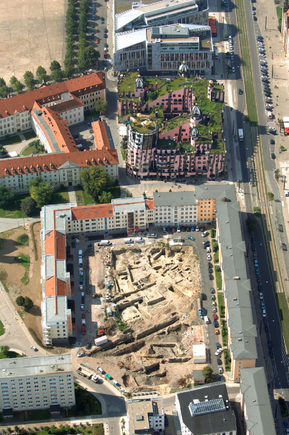 Magdeburg aus der Vogelperspektive: Hundertwasserhaus und Ausgrabungen (Regierungstraße) in Magdeburg