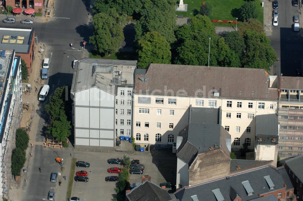 Berlin von oben - Häuser an der Kreuzung Hannoversche Straße, Robert-Koch-Platz in Berlin