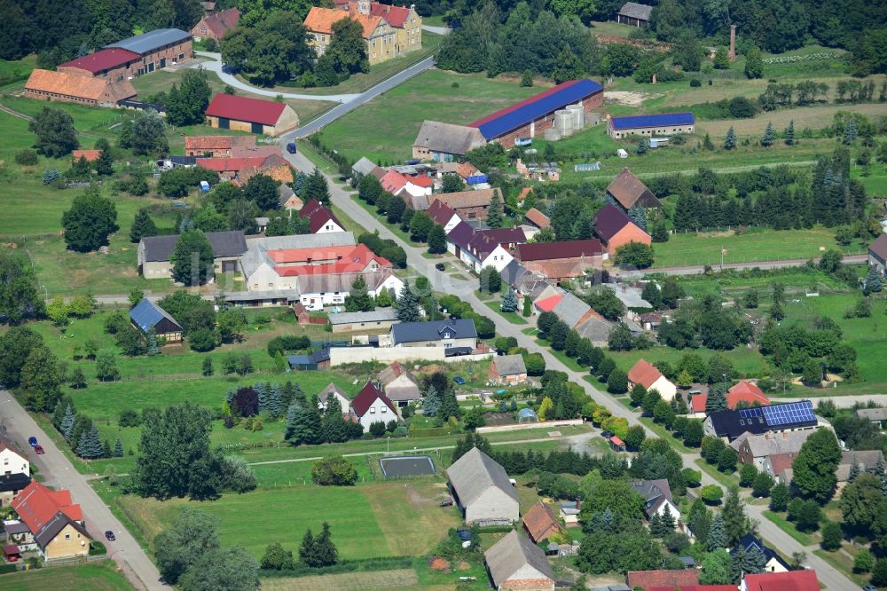 Beesdau von oben - Häuserreihen des Dorfes Beesdau im Bundesland Brandenburg in Deutschland