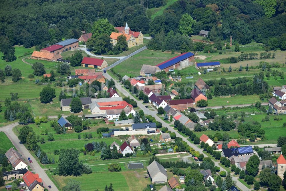 Beesdau aus der Vogelperspektive: Häuserreihen des Dorfes Beesdau im Bundesland Brandenburg in Deutschland