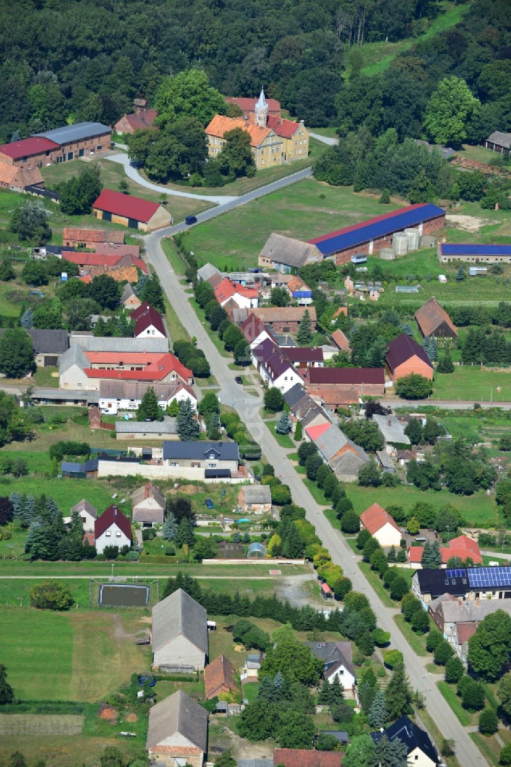 Luftbild Beesdau - Häuserreihen des Dorfes Beesdau im Bundesland Brandenburg in Deutschland